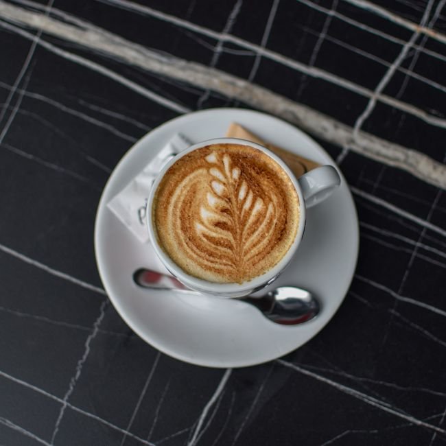 Cappuccino avec mousse dessinée.