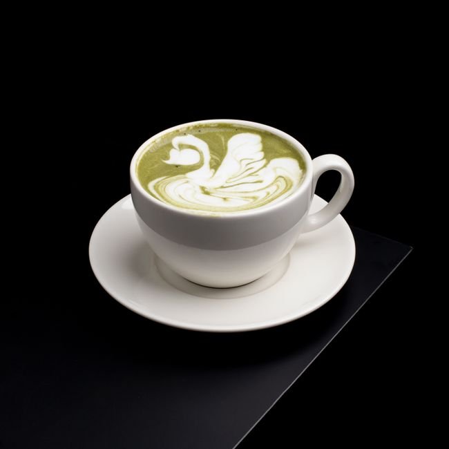 Matcha latté avec dessin dans la mousse vu de dessus.