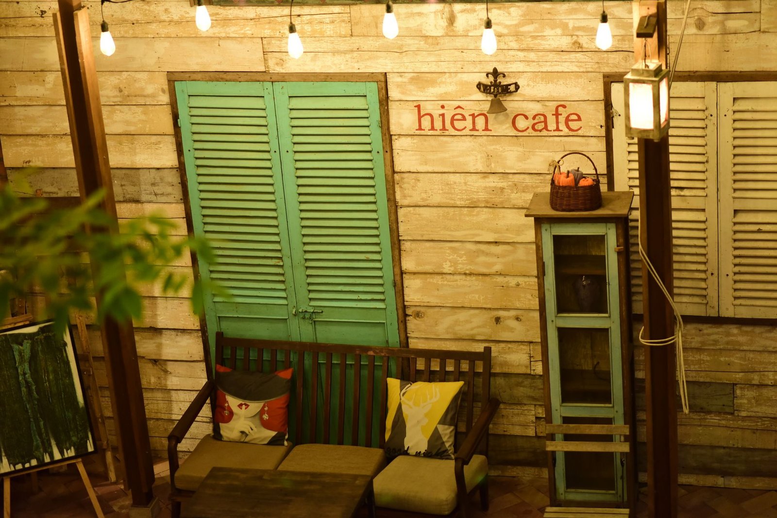 Coin salon d'un café avec lumière chaude.